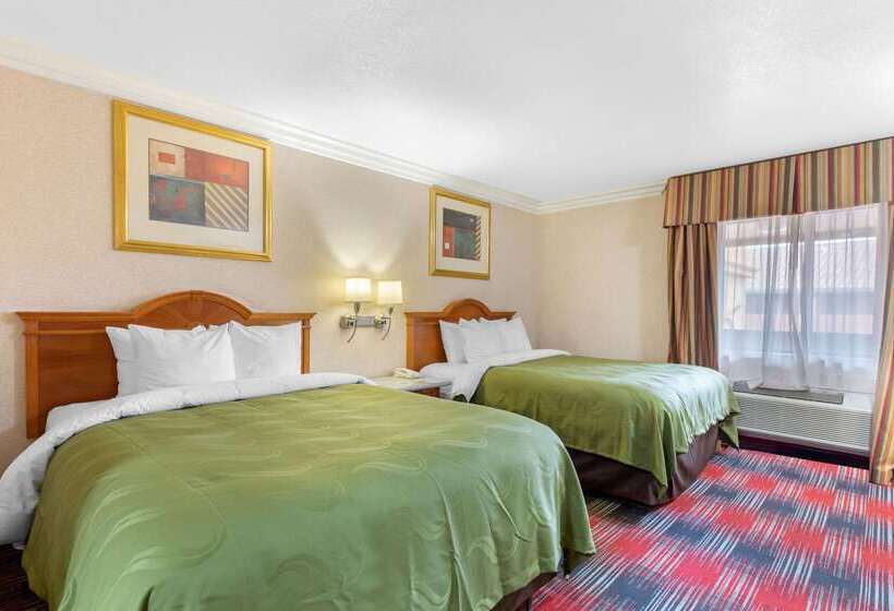 בית מלון כפרי Quality Inn & Suites Oceanside Near Camp Pendleton