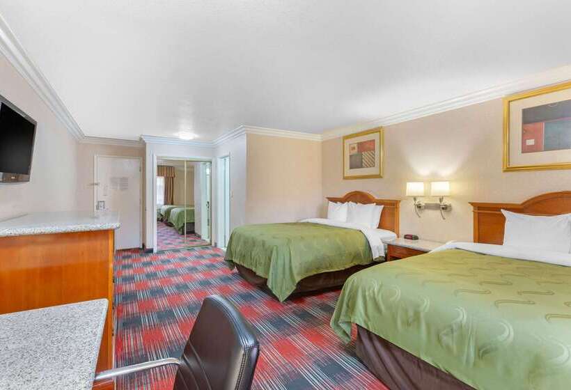 בית מלון כפרי Quality Inn & Suites Oceanside Near Camp Pendleton