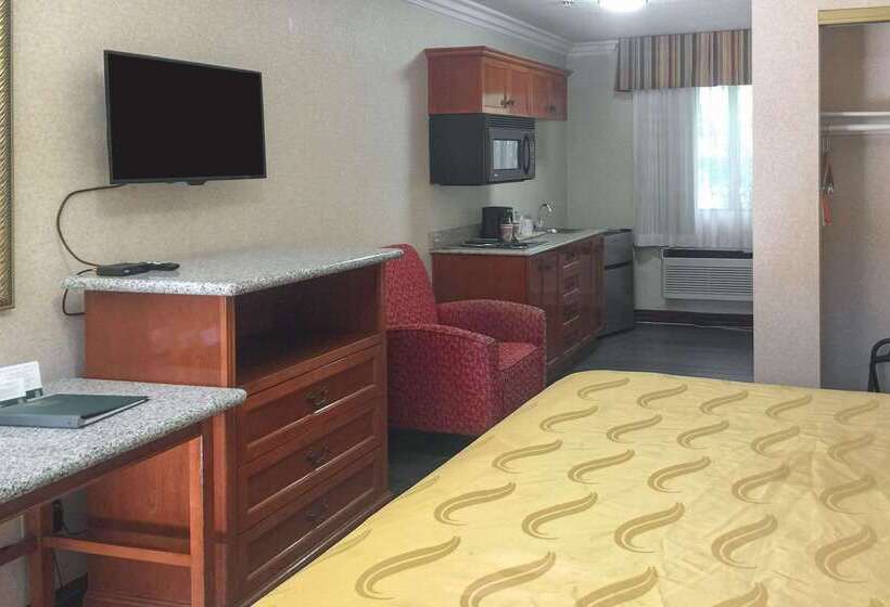 בית מלון כפרי Quality Inn & Suites Oceanside Near Camp Pendleton