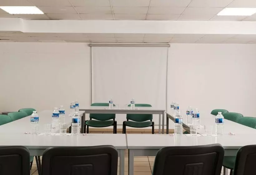 Отель The Originals City, Hôtel La Belle étape, Brignoles