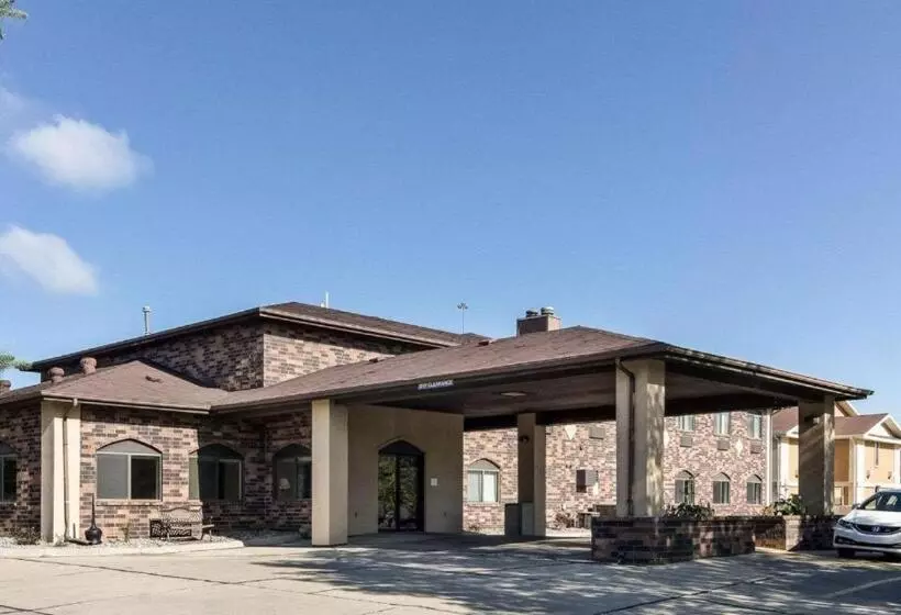 Отель Quality Suites Near West Acres