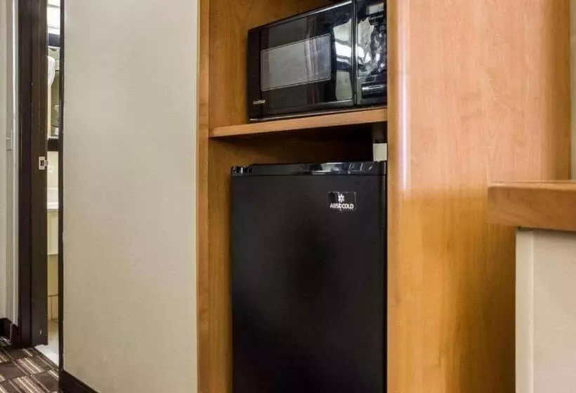 Отель Quality Suites Near West Acres