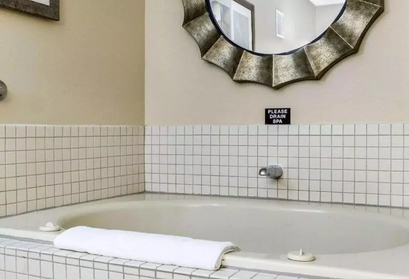 Отель Quality Suites Near West Acres