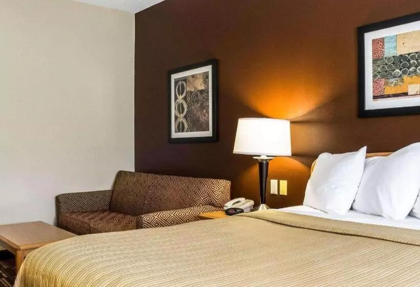 Отель Quality Suites Near West Acres