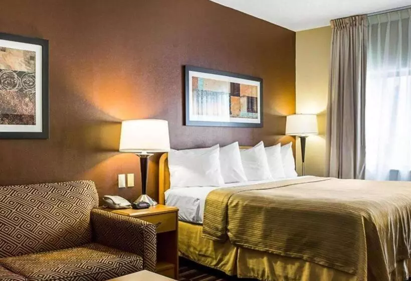 Отель Quality Suites Near West Acres