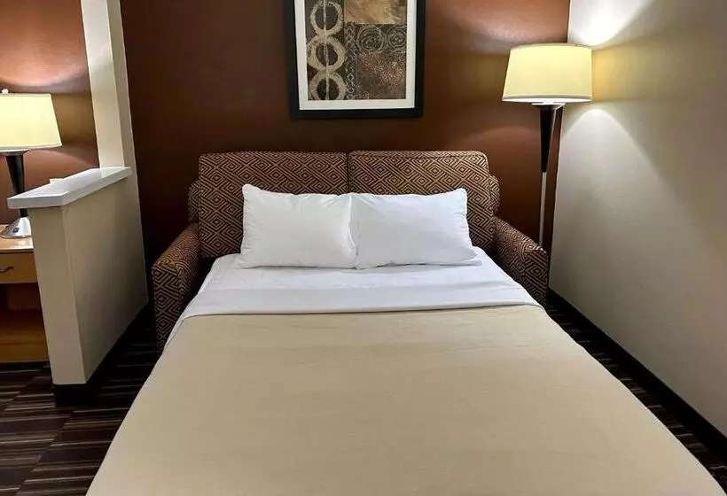 Отель Quality Suites Near West Acres