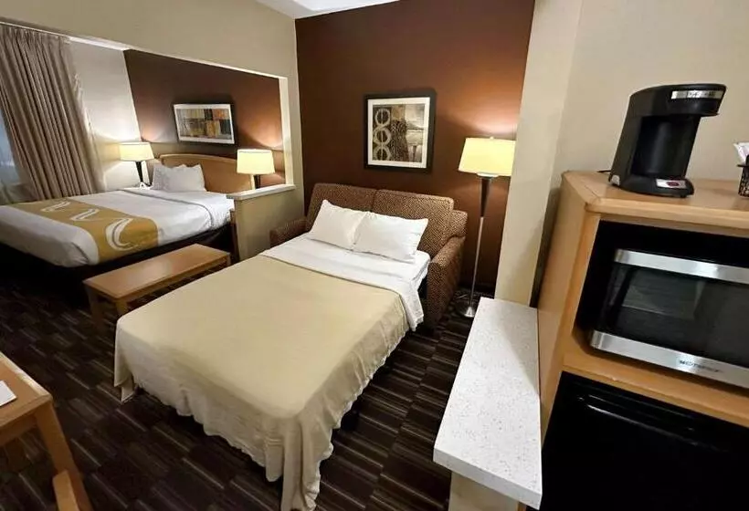 Отель Quality Suites Near West Acres