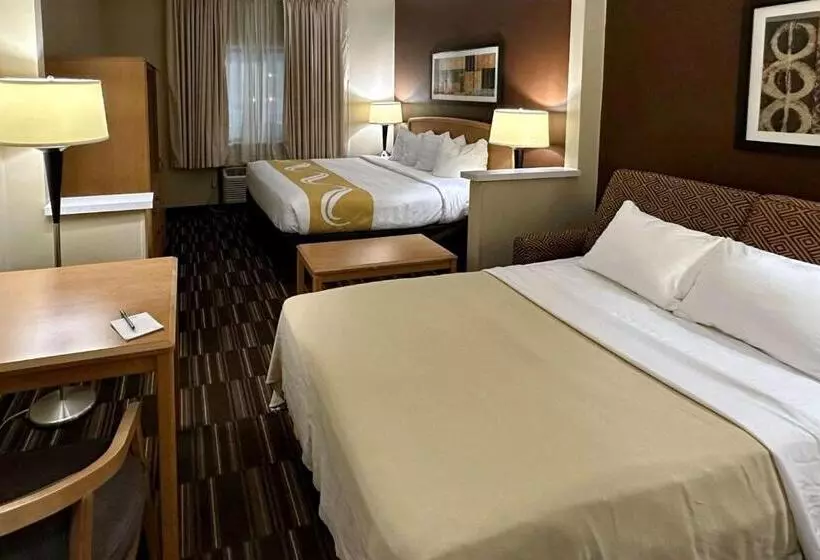 Отель Quality Suites Near West Acres