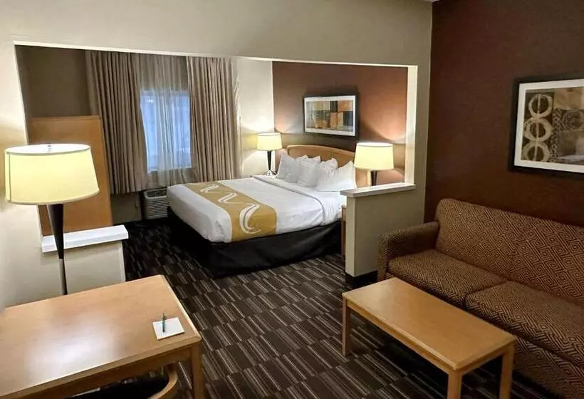 Отель Quality Suites Near West Acres