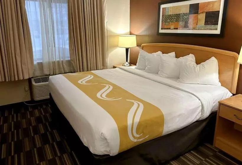 Отель Quality Suites Near West Acres