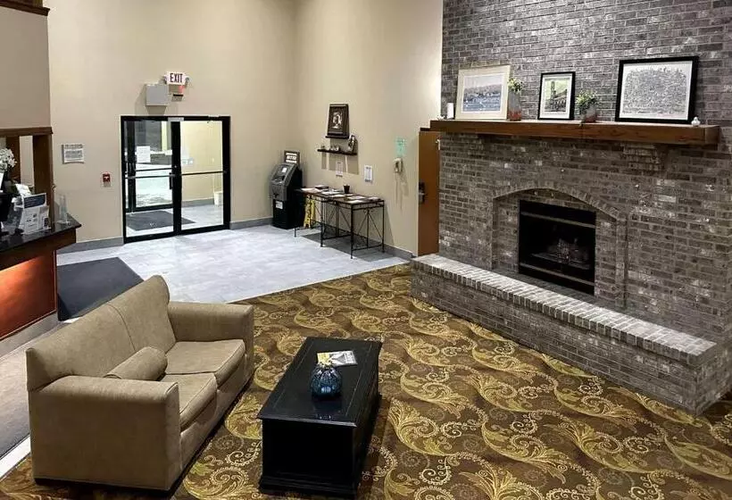 Отель Quality Suites Near West Acres