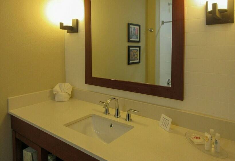 فندق Comfort Suites