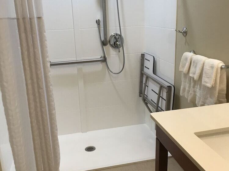 فندق Comfort Suites