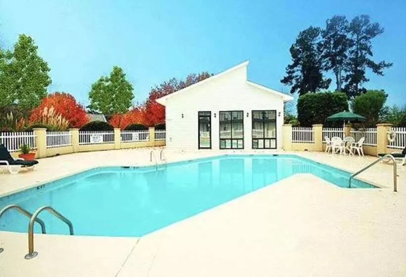 בית מלון כפרי Comfort Suites