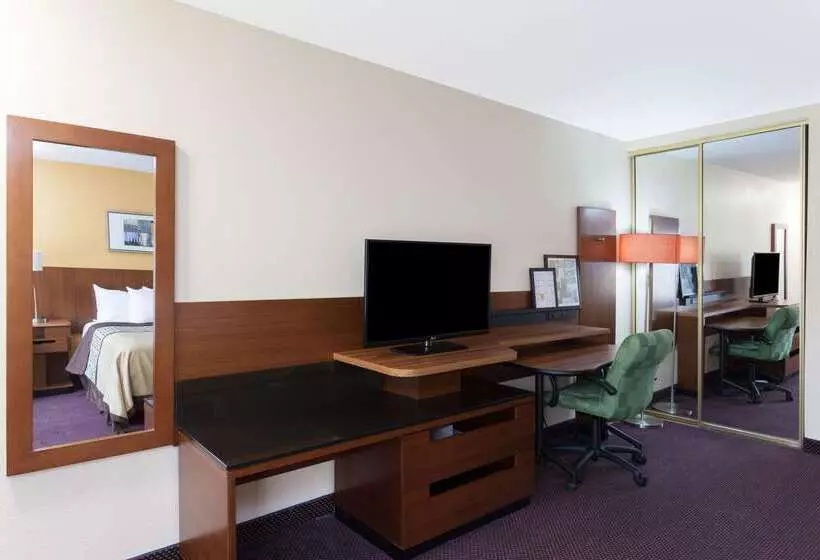 هتل Days Inn By Wyndham Mission Valley Sdsu