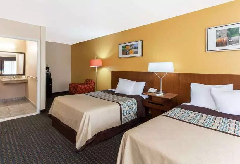 هتل Days Inn By Wyndham Mission Valley Sdsu