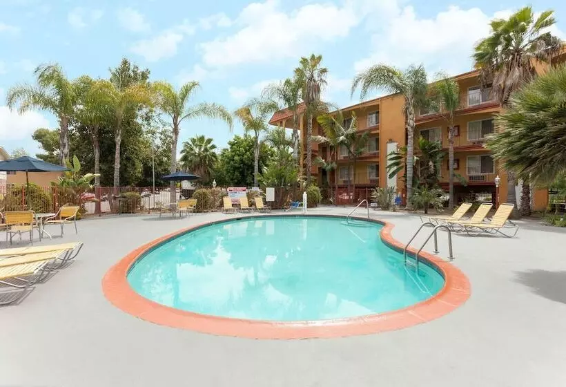 هتل Days Inn By Wyndham Mission Valley Sdsu