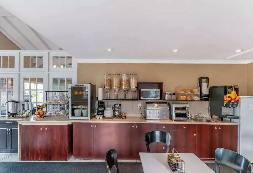 בית מלון כפרי Econo Lodge