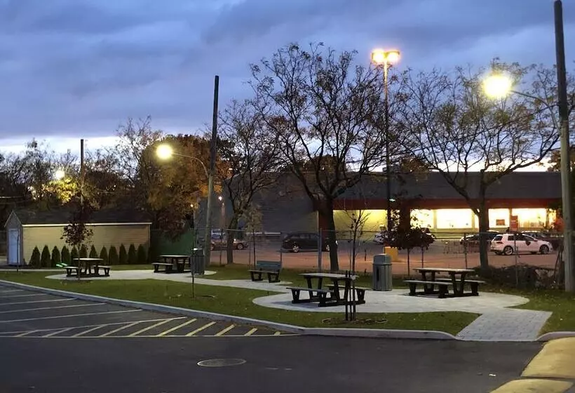 בית מלון כפרי Econo Lodge