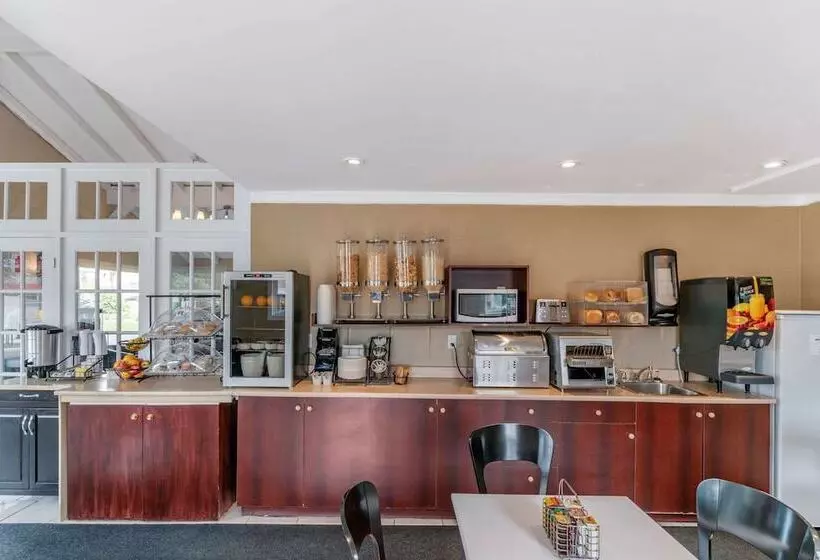 בית מלון כפרי Econo Lodge