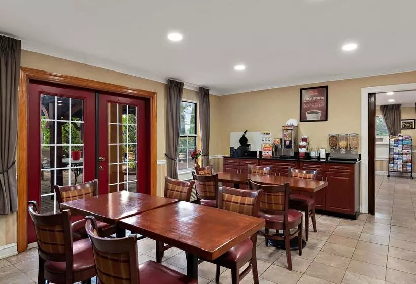 Отель Econo Lodge