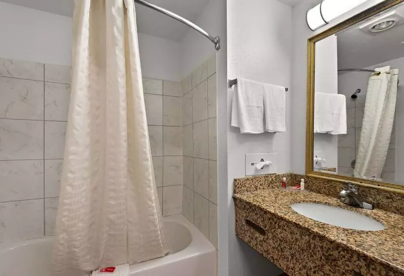 Отель Econo Lodge