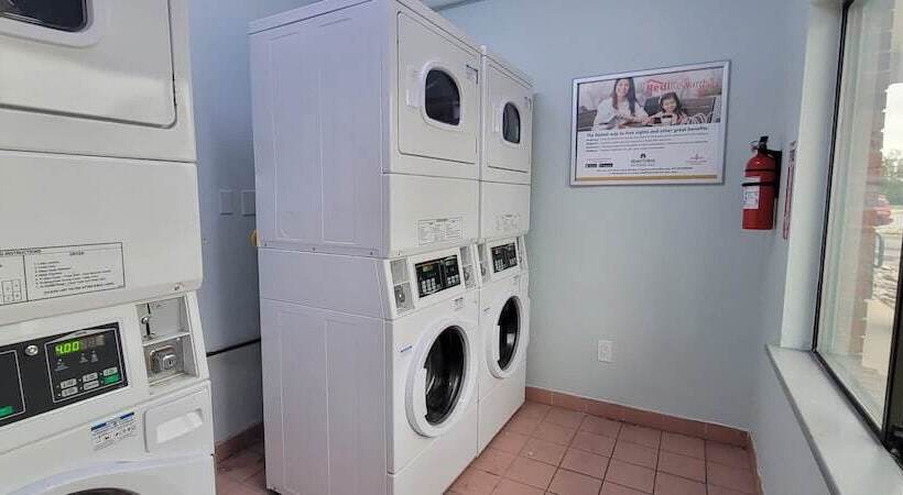 هتل Hometowne Studios By Red Roof Egg Harbor–atlantic City Airport