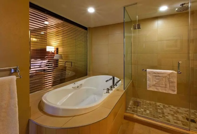 هتل Hôtel & Suites Normandin Québec