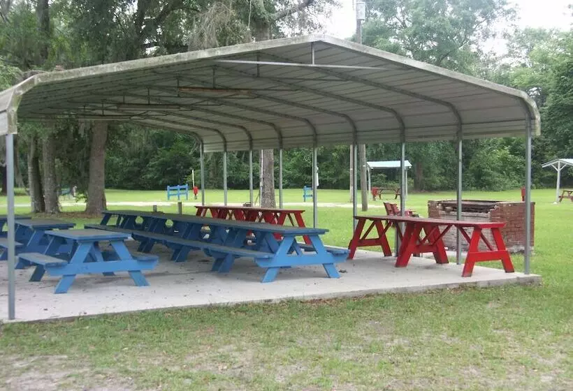 モーテル Deerwood Inn And Madison Campground