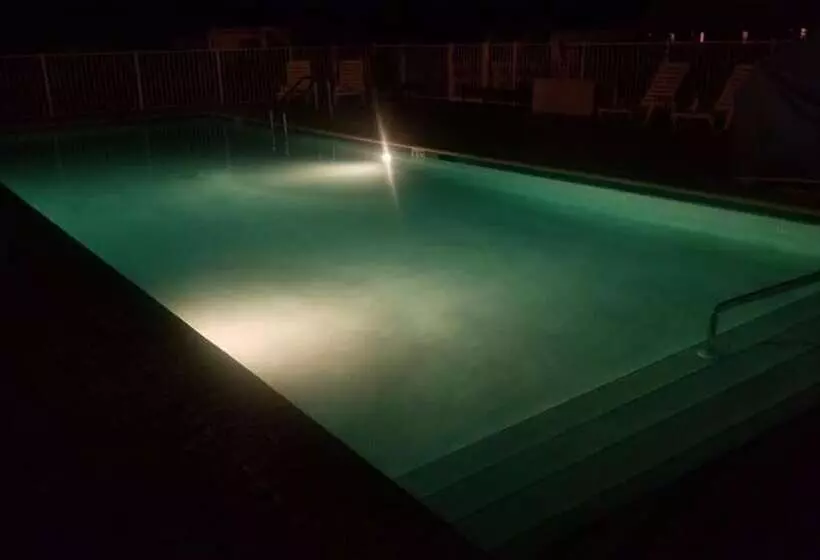 モーテル Deerwood Inn And Madison Campground