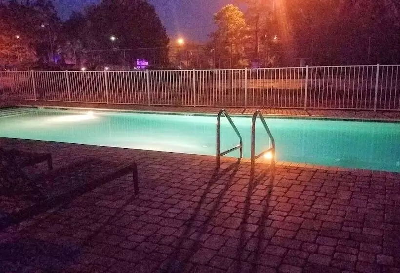 モーテル Deerwood Inn And Madison Campground