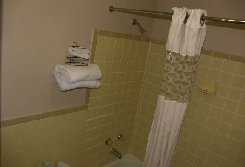 モーテル Deerwood Inn And Madison Campground