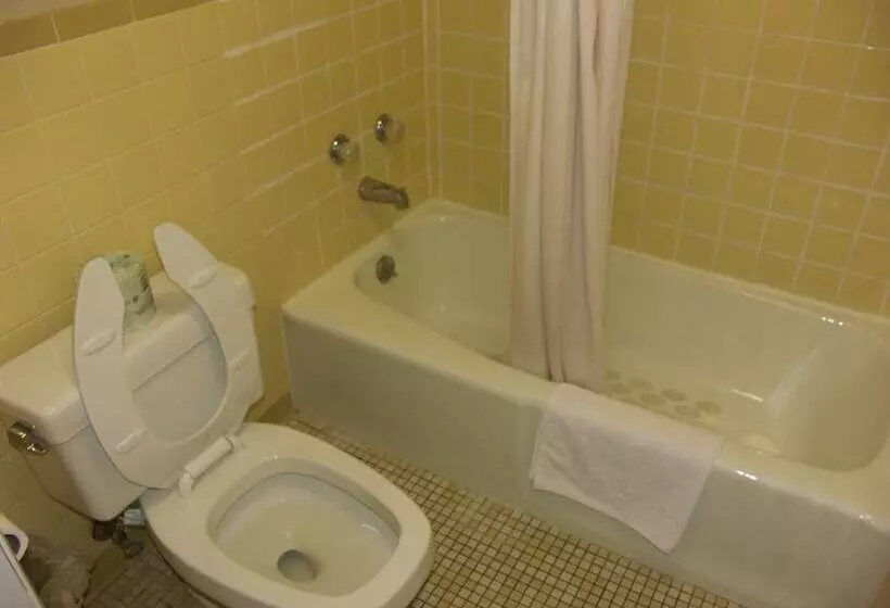 モーテル Deerwood Inn And Madison Campground