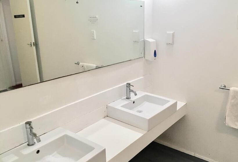 Bed and Breakfast Freemans Backpackers Lodge Hostel