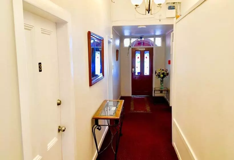 צימר Freemans Backpackers Lodge   Hostel