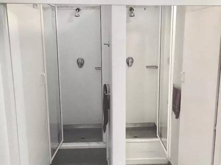 צימר Freemans Backpackers Lodge   Hostel