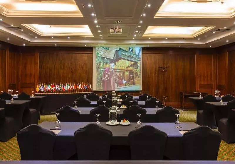 בית מלון כפרי Park Plaza Santiago