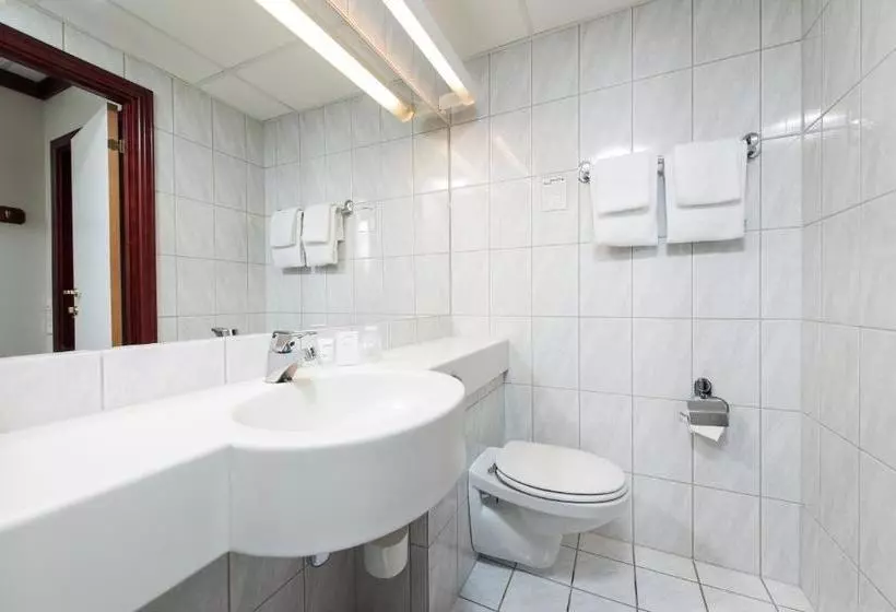 Отель Four Monkeys