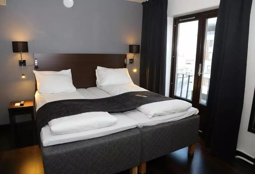 Отель Four Monkeys