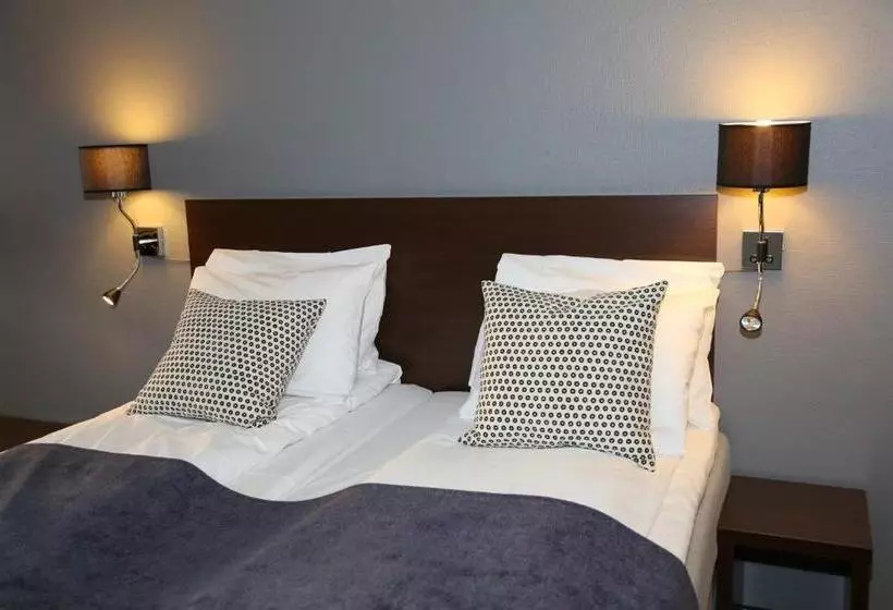 Отель Four Monkeys