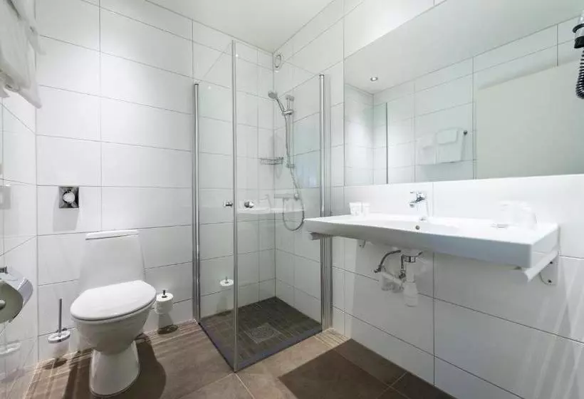 Отель Four Monkeys