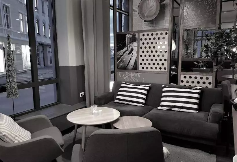 Отель Four Monkeys