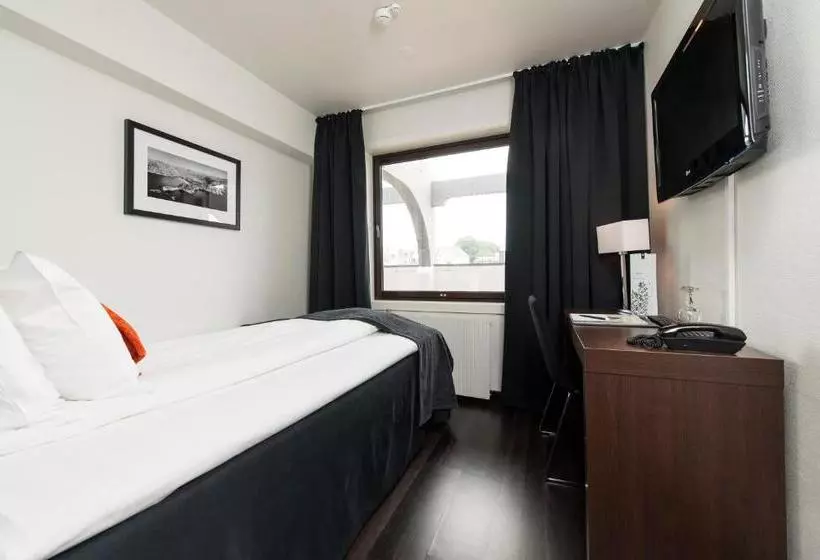 Отель Four Monkeys