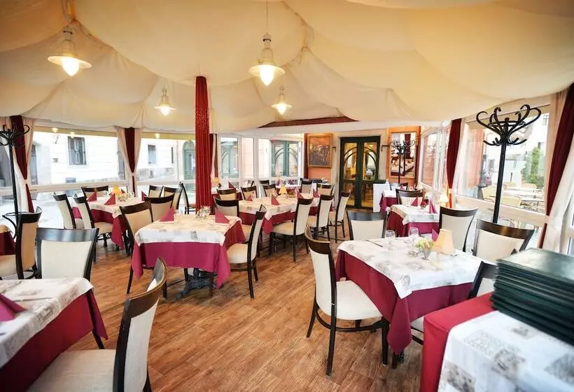 ホテル Senator Ház