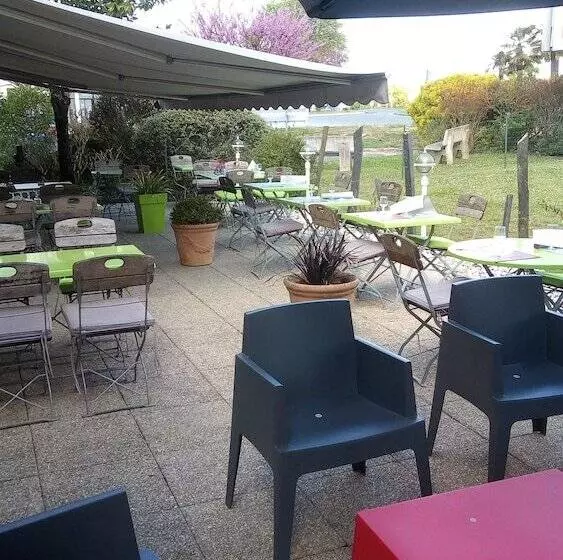 Отель Campanile Saintes