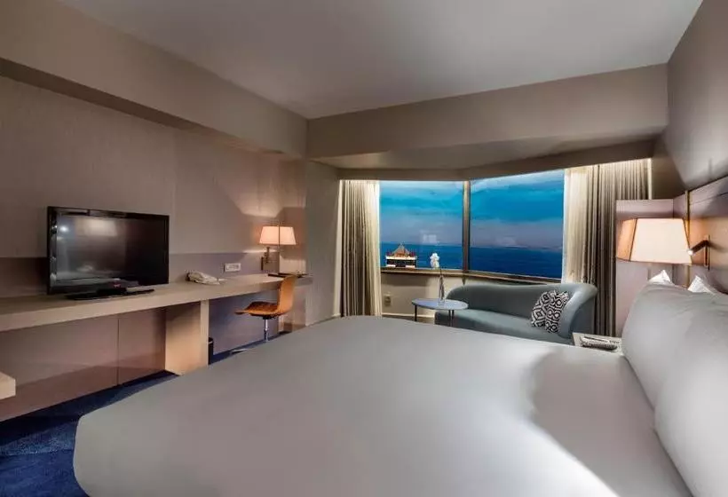 هتل Hilton Izmir