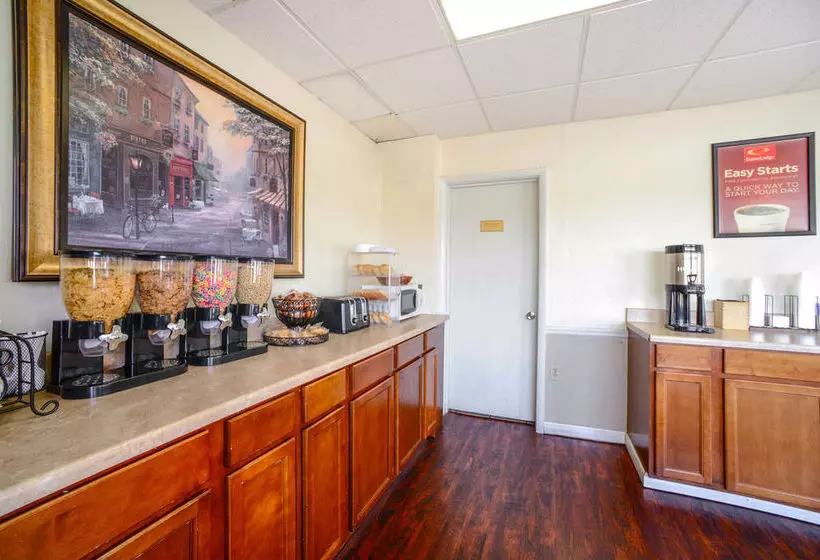 酒店 Econo Lodge Inn & Suites