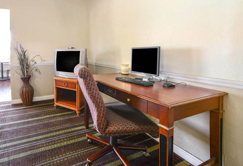 فندق Econo Lodge Inn & Suites