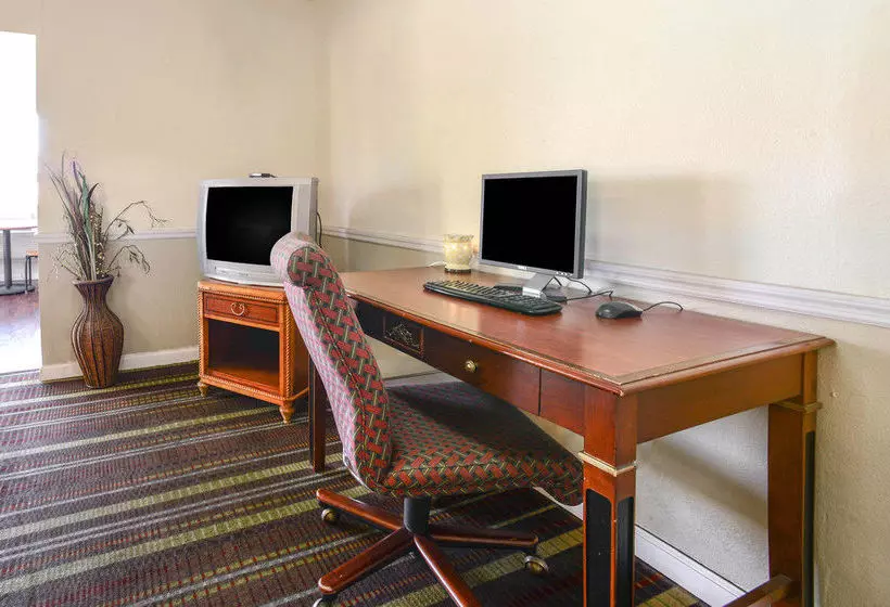 酒店 Econo Lodge Inn & Suites