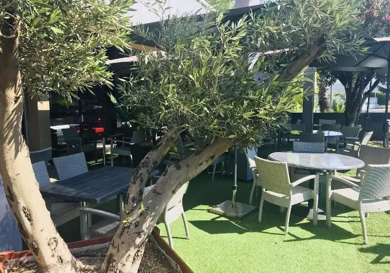 בית מלון כפרי Grand Hôtel De Nîmes 4 étoiles